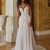 *COMING SOON* Olenna - Brautkleid mit tiefem V-Ausschnitt, verziert mit 3D Spitze und einem weich fallenden Tüllrock Romantisches A-Linien-Brautkleid in Ivory mit tiefem V-Ausschnitt, verziert mit dreidimensionalen floralen Spitzenapplikationen und einem weich fallenden Tüllrock. Brautmode in Cuxhaven.