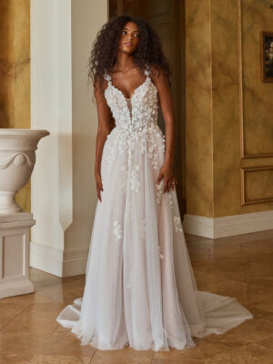Kleidergalerie Romantisches A-Linien-Brautkleid in Ivory mit tiefem V-Ausschnitt, verziert mit dreidimensionalen floralen Spitzenapplikationen und einem weich fallenden Tüllrock. Brautmode in Cuxhaven.