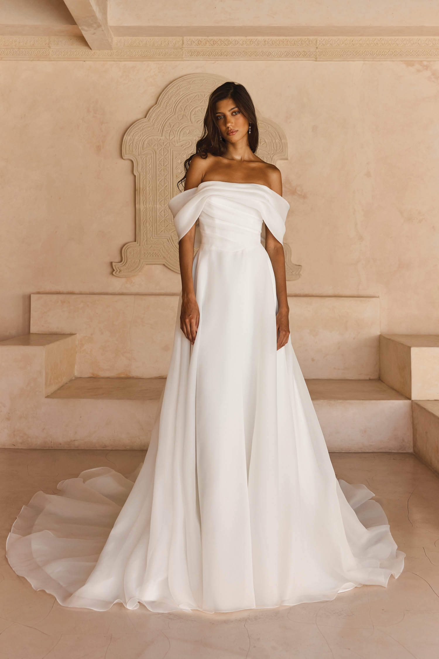Brautkleid Modell Lissy schlichte A-Linie mit drapiertem Carmen-Ausschnitt und fließendem Rock