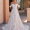 *COMING SOON* Osha - A-Linie mit Carmenträgern, herzförmigem Ausschnitt und Spitze Romantisches A-Linien-Brautkleid in Ivory mit drapierten Carmen-Trägern, herzförmigem Ausschnitt und floralen Spitzenapplikationen auf dem Tüllrock. Brautmode in Cuxhaven.
