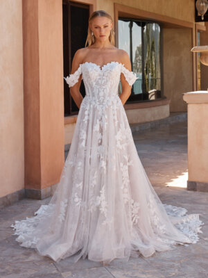 Kleidergalerie Romantisches A-Linien-Brautkleid in Ivory mit drapierten Carmen-Trägern, herzförmigem Ausschnitt und floralen Spitzenapplikationen auf dem Tüllrock. Brautmode in Cuxhaven.