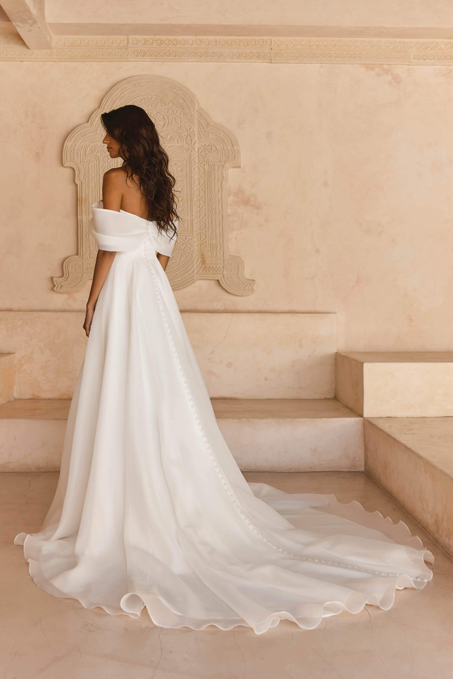 Brautkleid Modell Lissy schlichte A-Linie mit drapiertem Carmen-Ausschnitt und fließendem Rock