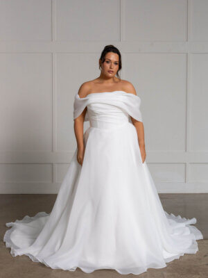Brautkleid Modell Lissy schlichte A-Linie mit drapiertem Carmen-Ausschnitt und fließendem Rock