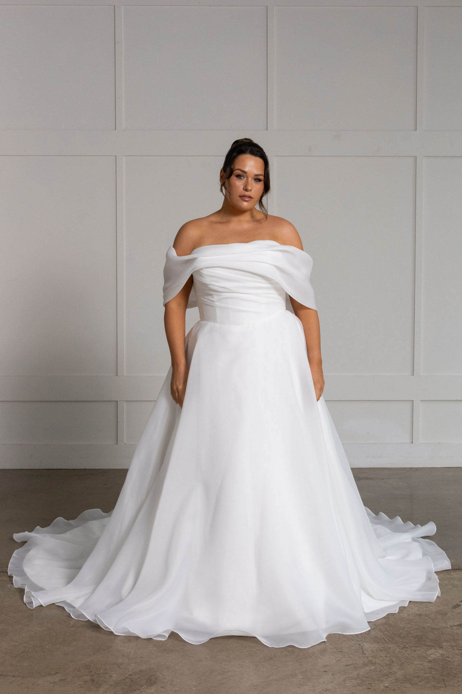 Brautkleid Modell Lissy schlichte A-Linie mit drapiertem Carmen-Ausschnitt und fließendem Rock