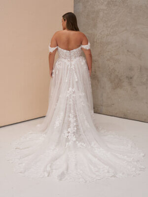 Romantisches A-Linien-Brautkleid in Ivory mit drapierten Carmen-Trägern, herzförmigem Ausschnitt und floralen Spitzenapplikationen auf dem Tüllrock. Brautmode in Cuxhaven.