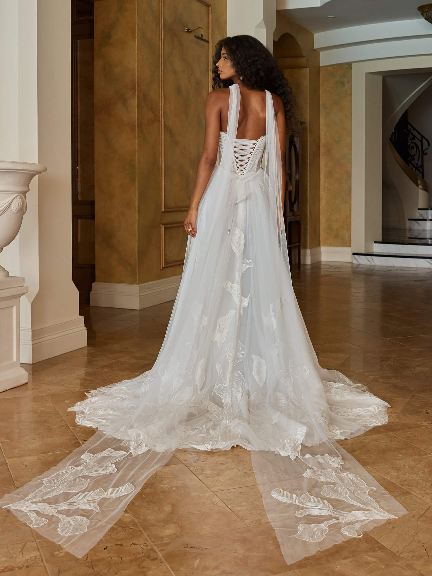 Trägerloses, weit ausgestelltes Brautkleid in Ivory mit geradem Ausschnitt, floraler Spitze am Mieder und glitzerndem Tüllrock. Hochwertige Brautmode in Cuxhaven.
