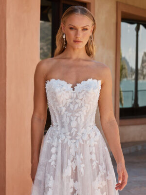 Romantisches A-Linien-Brautkleid in Ivory mit drapierten Carmen-Trägern, herzförmigem Ausschnitt und floralen Spitzenapplikationen auf dem Tüllrock. Brautmode in Cuxhaven.