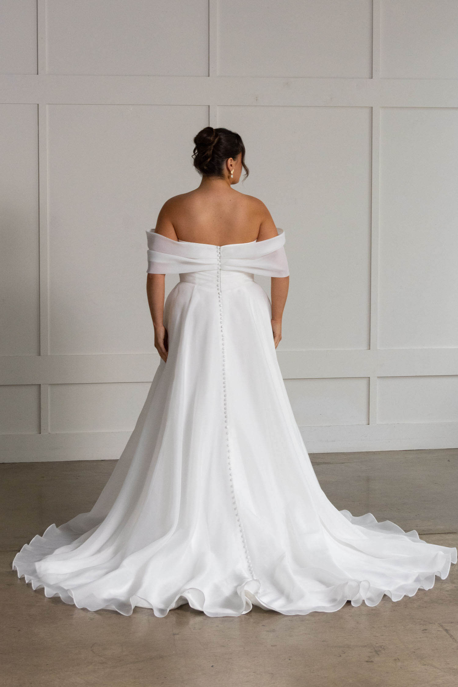 Brautkleid Modell Lissy schlichte A-Linie mit drapiertem Carmen-Ausschnitt und fließendem Rock
