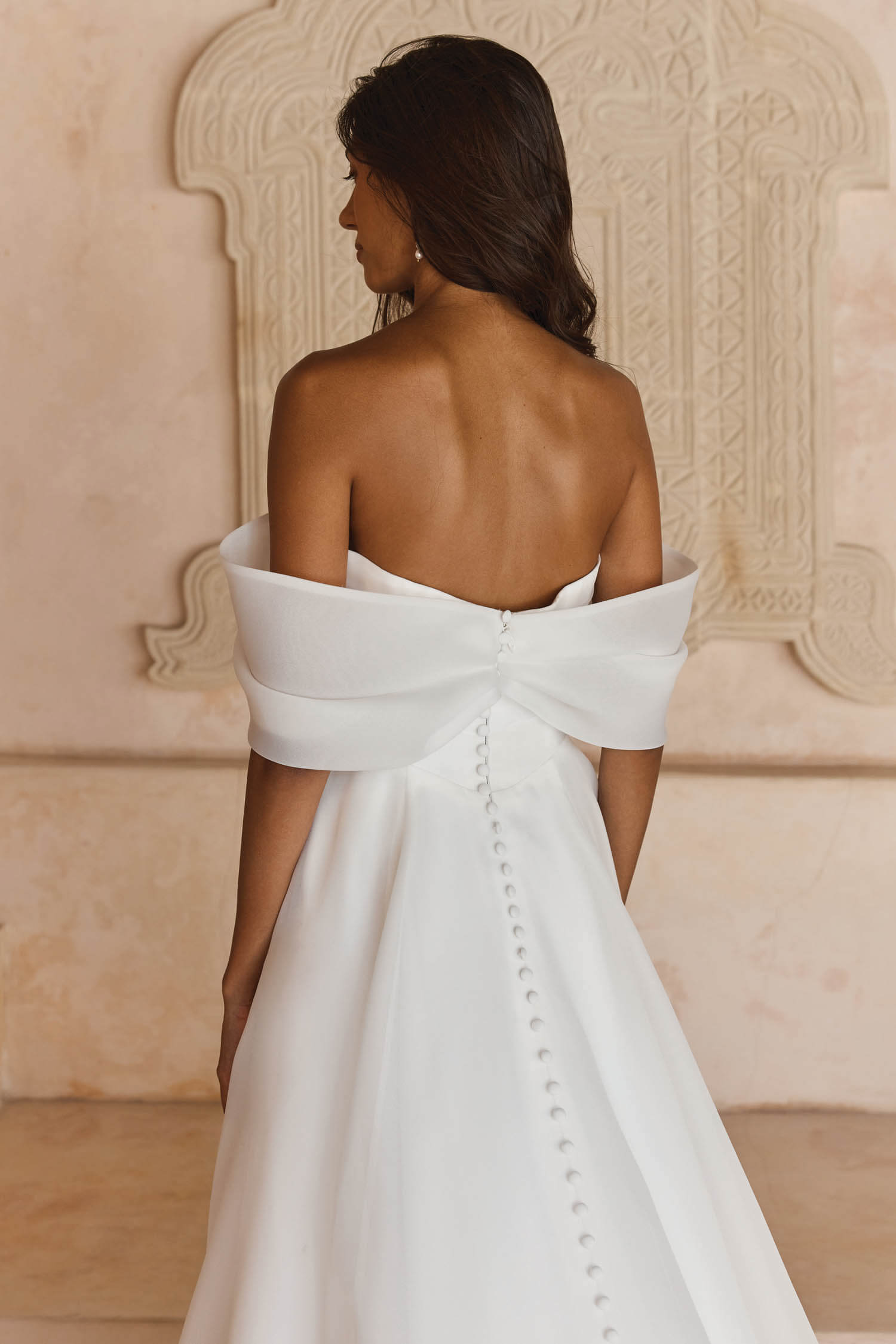 Brautkleid Modell Lissy schlichte A-Linie mit drapiertem Carmen-Ausschnitt und fließendem Rock