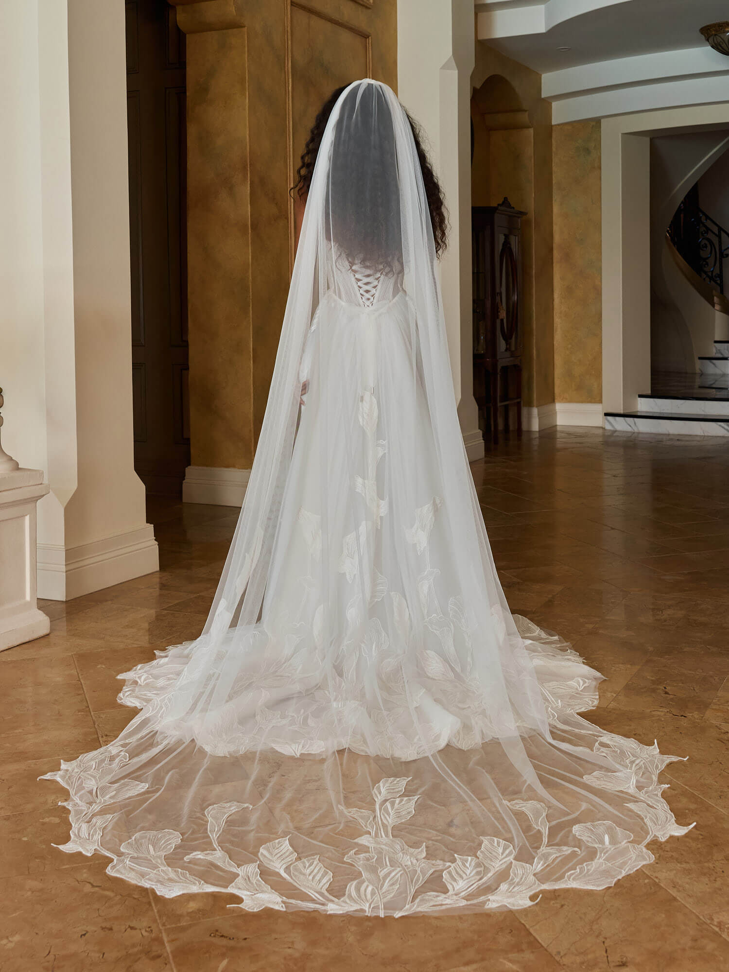 Trägerloses, weit ausgestelltes Brautkleid in Ivory mit geradem Ausschnitt, floraler Spitze am Mieder und glitzerndem Tüllrock. Hochwertige Brautmode in Cuxhaven.