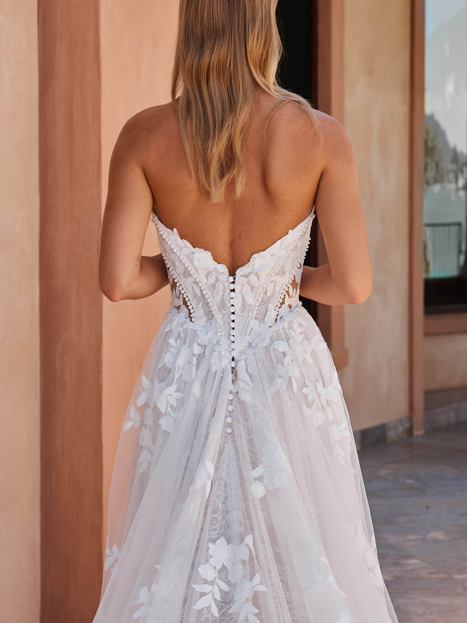 Romantisches A-Linien-Brautkleid in Ivory mit drapierten Carmen-Trägern, herzförmigem Ausschnitt und floralen Spitzenapplikationen auf dem Tüllrock. Brautmode in Cuxhaven.