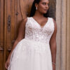 Elegantes Curvy-Brautkleid im romantischen A-Linien-Stil mit femininem V-Ausschnitt, filigranen Spitzen-Bestickungen am Mieder und weich fallendem Softtüll, exklusiv präsentiert in Cuxhaven.
