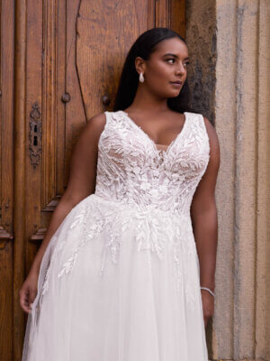 Home Elegantes Curvy-Brautkleid im romantischen A-Linien-Stil mit femininem V-Ausschnitt, filigranen Spitzen-Bestickungen am Mieder und weich fallendem Softtüll, exklusiv präsentiert in Cuxhaven.