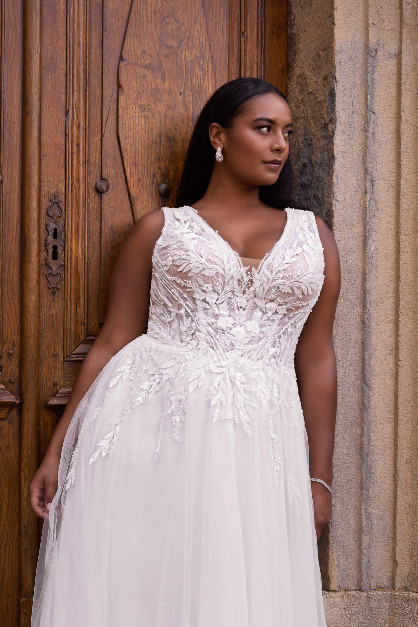 Elegantes Curvy-Brautkleid im romantischen A-Linien-Stil mit femininem V-Ausschnitt, filigranen Spitzen-Bestickungen am Mieder und weich fallendem Softtüll, exklusiv präsentiert in Cuxhaven.