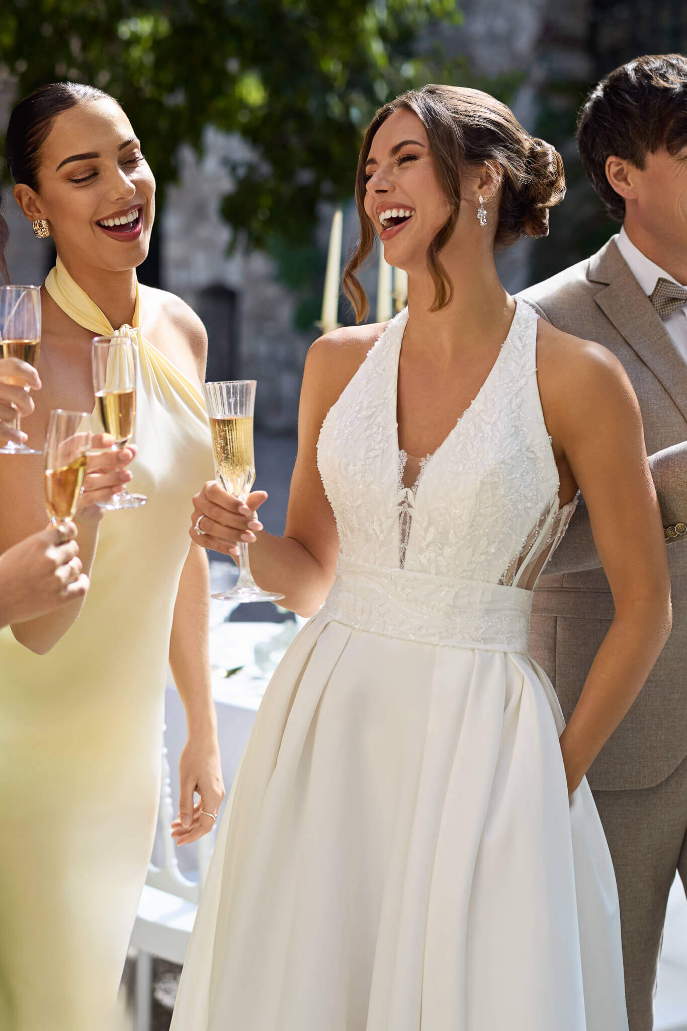 Elegantes Mikado-Brautkleid im modernen A-Linien-Stil mit tiefem V-Ausschnitt, strukturiertem Spitzenoberteil und praktischen Eingriffstaschen, exklusiv fotografiert für das Brautmodenstudio Cuxhaven.