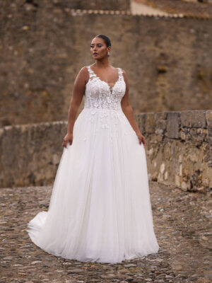 Romantisches Plus-Size-Brautkleid in fließender A-Linie mit breiten Spitzenträgern, floralen 3D-Applikationen und glitzerndem Tüllrock, exklusiv präsentiert in Cuxhaven.