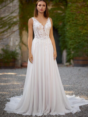 Home Fließendes A-Linien-Brautkleid im romantischen Stil mit tiefem V-Ausschnitt, floraler Illusionsspitze am Mieder, V-Rückenausschnitt und leichtem Chiffonrock, exklusiv erhältlich in Cuxhaven.