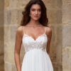 Romantisches Umstandsbrautkleid im Empire-Stil mit filigraner floraler Spitze am Mieder, zarten Spaghettiträgern und fließendem Chiffonrock