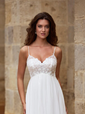 Romantisches Umstandsbrautkleid im Empire-Stil mit filigraner floraler Spitze am Mieder, zarten Spaghettiträgern und fließendem Chiffonrock