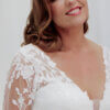 *COMING SOON* Ada - Brautkleid mit halblangen Spitzenärmeln und V-Ausschnitt Ausgestelltes Plus-Size-Brautkleid im romantischen Stil mit halblangen Spitzenärmeln, V-Ausschnitt und weich fallendem Tüllrock, exklusiv erhältlich in Cuxhaven.