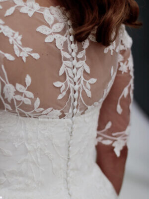 curvy hochzeitskleid geschlossener ruecken knopfleiste ivory stade