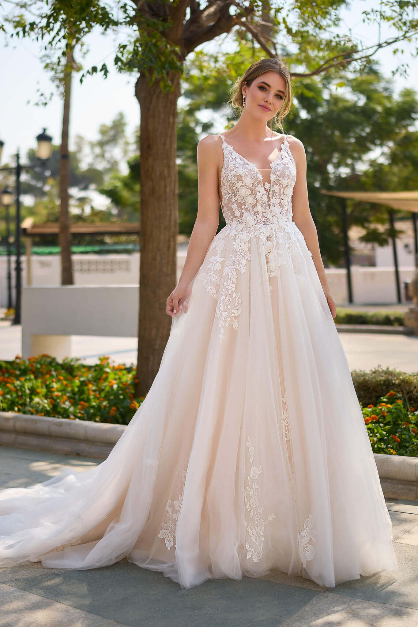 Ausgestelltes A-Linien-Brautkleid im romantischen Prinzessinnen-Stil mit floraler Spitze, tiefem Ausschnitt und glitzerndem Tüllrock, exklusiv präsentiert in Cuxhaven.