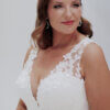 *COMING SOON* Jenny - Brautkleid mit tiefem V-Ausschnitt, Blätterspitze und Tüllrock Ausgestelltes Plus-Size-Brautkleid im romantischen Stil mit tiefem V-Ausschnitt, floraler Illusionsspitze am Mieder und weich fallendem Tüllrock, exklusiv erhältlich in Cuxhaven.