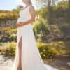 Fließendes Umstandsbrautkleid im Clean-Chic-Stil aus softem Chiffon mit V-Ausschnitt, hohem Beinschlitz und feiner Schleppe, exklusiv präsentiert im Brautmodengeschäft Cuxhaven für Schwangere aus dem Raum Bremen und Stade.