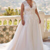 Romantisches Curvy-Brautkleid im A-Linien-Stil mit tiefem V-Ausschnitt, floralen Spitzenapplikationen und weich fallendem Softtüll, exklusiv erhältlich in Cuxhaven.