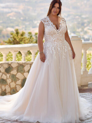 Romantisches Curvy-Brautkleid im A-Linien-Stil mit tiefem V-Ausschnitt, floralen Spitzenapplikationen und weich fallendem Softtüll, exklusiv erhältlich in Cuxhaven.