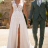 Alba - Brautkleid mit transparentem Spitzenoberteil, Schlüssellochrücken und fließendem Chiffonrock mit Beinschlitz Romantisches Brautkleid im A-Linien-Stil mit transparentem Spitzenmieder, Illusion-V-Ausschnitt und fließendem Chiffonrock mit Beinschlitz, exklusiv erhältlich in Cuxhaven.
