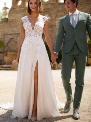 Romantisches Brautkleid im A-Linien-Stil mit transparentem Spitzenmieder, Illusion-V-Ausschnitt und fließendem Chiffonrock mit Beinschlitz, exklusiv erhältlich in Cuxhaven.