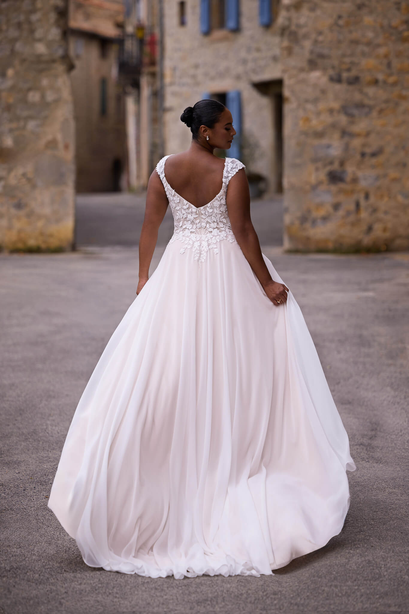 Romantisches Curvy-Brautkleid im A-Linien-Stil mit zarten Cap-Sleeves, floraler Spitzenstickerei und fließendem Chiffonrock, exklusiv erhältlich in Cuxhaven.