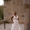 Romantisches Curvy-Brautkleid im A-Linien-Stil mit zarten Cap-Sleeves, floraler Spitzenstickerei und fließendem Chiffonrock, exklusiv erhältlich in Cuxhaven.