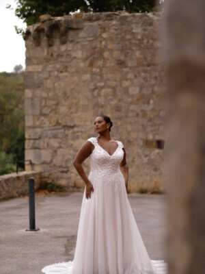Romantisches Curvy-Brautkleid im A-Linien-Stil mit zarten Cap-Sleeves, floraler Spitzenstickerei und fließendem Chiffonrock, exklusiv erhältlich in Cuxhaven.