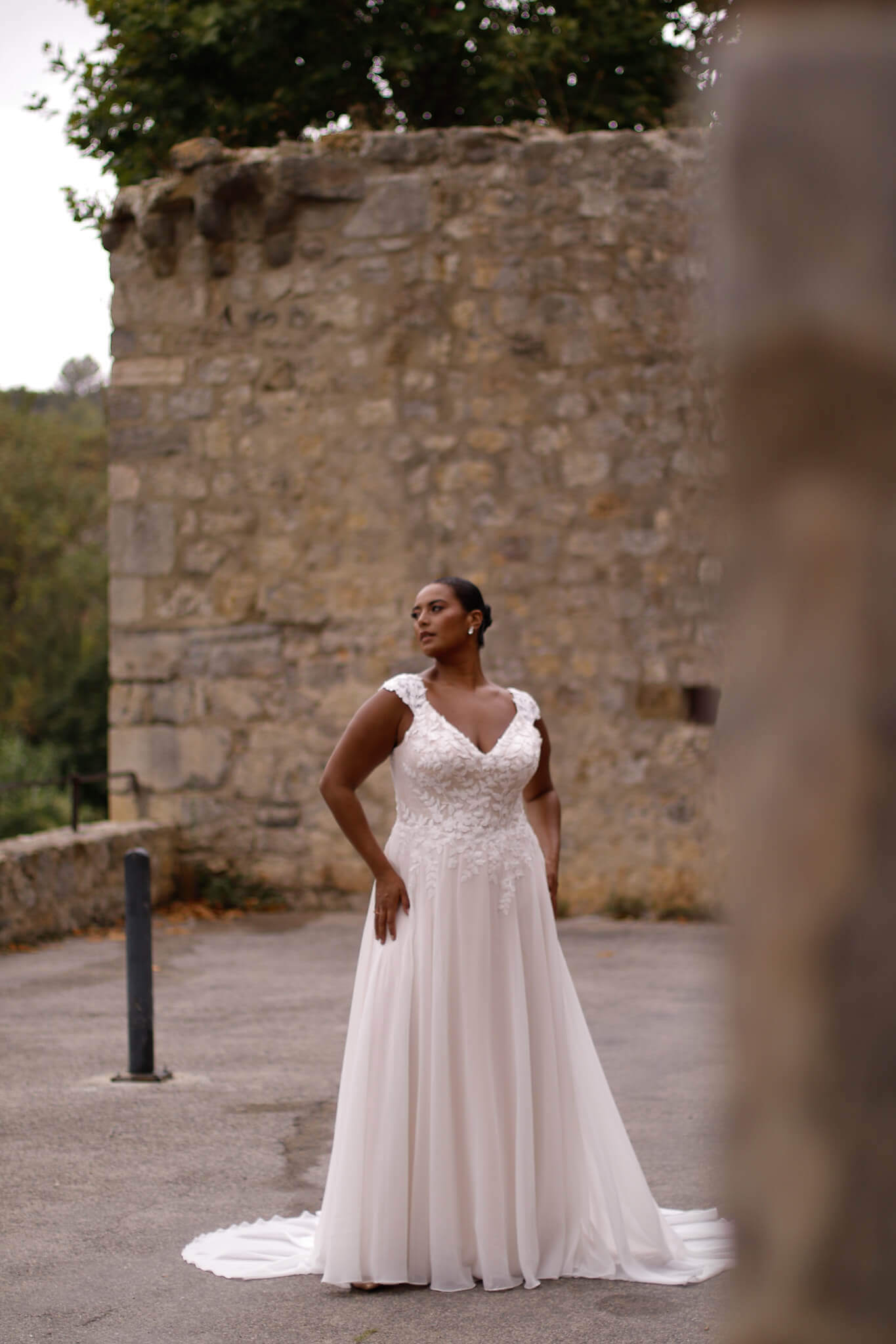 Romantisches Curvy-Brautkleid im A-Linien-Stil mit zarten Cap-Sleeves, floraler Spitzenstickerei und fließendem Chiffonrock, exklusiv erhältlich in Cuxhaven.