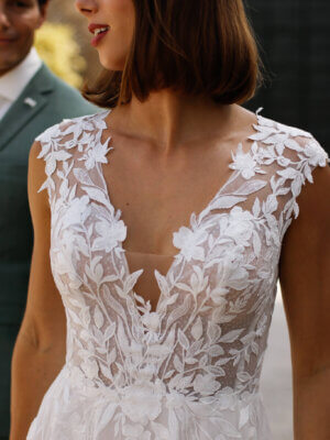 Romantisches Brautkleid im A-Linien-Stil mit transparentem Spitzenmieder, Illusion-V-Ausschnitt und fließendem Chiffonrock mit Beinschlitz, exklusiv erhältlich in Cuxhaven.