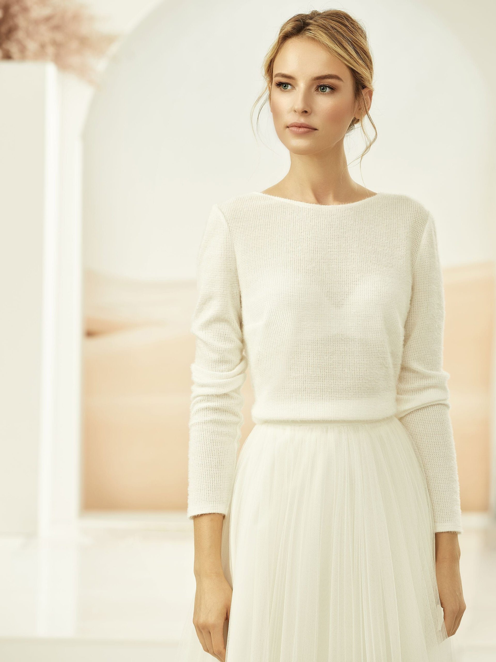 Moderner Braut-Strickpullover im Boho-Stil mit tiefem V-Rückenausschnitt, zarter Knopfleiste und U-Boot-Ausschnitt, exklusiv erhältlich in Cuxhaven.