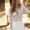 Sinnlicher Braut-Body im Boho-Stil mit langer Spitzenärmeln, tiefem V-Dekolleté und Wimpernspitze Sinnlicher Braut-Body im Boho-Stil mit langer Spitzenärmeln, tiefem Plunge-Dekolleté und Wimpernspitze, exklusiv erhältlich in Cuxhaven.