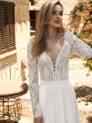 Sinnlicher Braut-Body im Boho-Stil mit langer Spitzenärmeln, tiefem Plunge-Dekolleté und Wimpernspitze, exklusiv erhältlich in Cuxhaven.