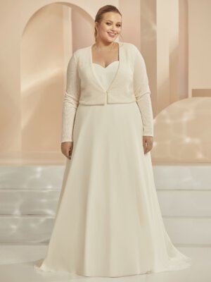 Klassische Brautjacke im Bolero-Stil aus weichem Feinstrick mit tiefem V-Ausschnitt und Knopfverschluss, exklusiv erhältlich in Cuxhaven.