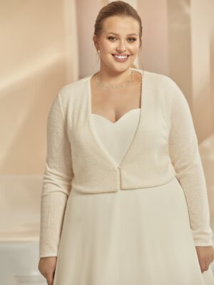 Klassische Brautjacke im Bolero-Stil aus weichem Feinstrick mit tiefem V-Ausschnitt und Knopfverschluss, exklusiv erhältlich in Cuxhaven.