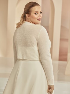 Klassische Brautjacke im Bolero-Stil aus weichem Feinstrick mit tiefem V-Ausschnitt und Knopfverschluss, exklusiv erhältlich in Cuxhaven.