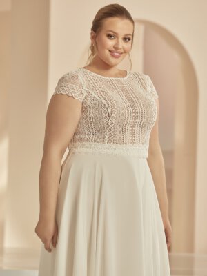 Braut-Spitzenoberteil im Boho-Stil mit geometrischer Häkelspitze, Cap-Ärmeln und Knopfreihe am Rücken, exklusiv erhältlich in Cuxhaven.