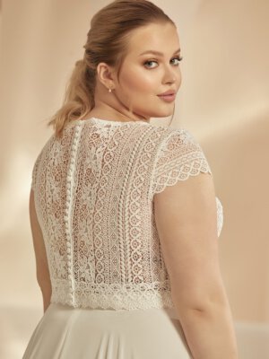Braut-Spitzenoberteil im Boho-Stil mit geometrischer Häkelspitze, Cap-Ärmeln und Knopfreihe am Rücken, exklusiv erhältlich in Cuxhaven.