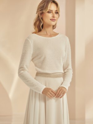 Moderner Braut-Strickpullover im Boho-Stil mit tiefem V-Rückenausschnitt und filigraner Spitzenbordüre, exklusiv erhältlich in Cuxhaven.