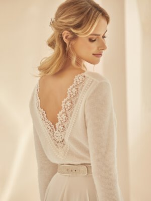 Moderner Braut-Strickpullover im Boho-Stil mit tiefem V-Rückenausschnitt und filigraner Spitzenbordüre, exklusiv erhältlich in Cuxhaven.