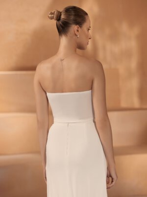 Trägerlose Braut-Corsage im minimalistischen Stil mit geradem Dekolleté-Ausschnitt, exklusiv erhältlich in Cuxhaven.