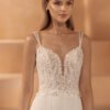 Romantische Braut-Spitzencorsage mit V-Ausschnitt, Pailletten und Doppel-Spaghettiträgern Romantisches Braut-Spitzentop im Boho-Stil mit Plunge-Ausschnitt, Pailletten und Doppel-Spaghettiträgern, exklusiv erhältlich in Cuxhaven.
