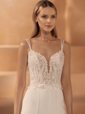 Romantisches Braut-Spitzentop im Boho-Stil mit Plunge-Ausschnitt, Pailletten und Doppel-Spaghettiträgern, exklusiv erhältlich in Cuxhaven.